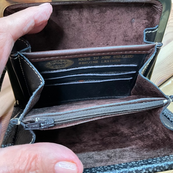 DESERT ROAD Genuine Leather Kiss Lock Mini Bag Crossbody Wallet Removable Strap - Picture 4 of 8